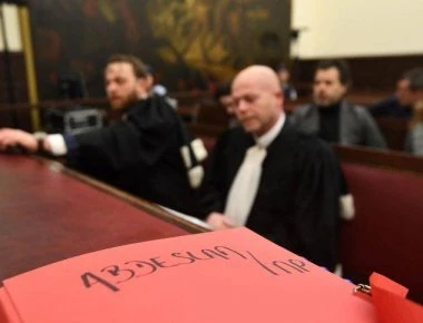 Βρυξέλλες: Προκλητικός ο μακελάρης του Παρισιού στο δικαστήριο- «Δεν σας φοβάμαι έχω πίστη στον Αλλάχ» (φωτό)